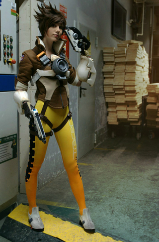 Illustration for article titled Tracer Cosplay Is Almost Perfect